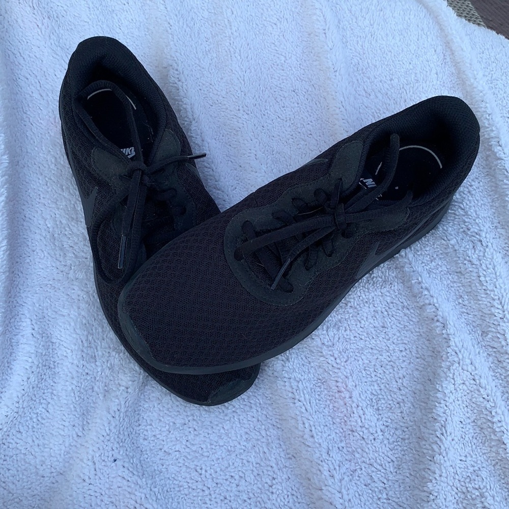 Black Nikes | Women’s Size 8 1/2 | Tanjun Shoe